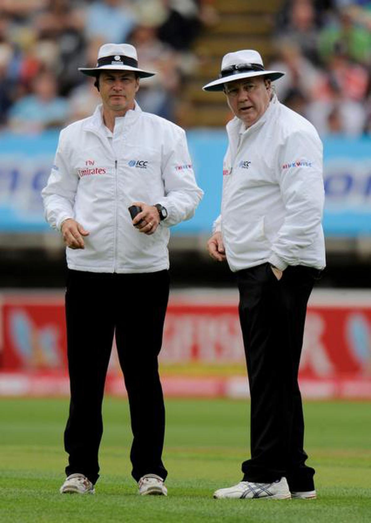 cricket umpire dress