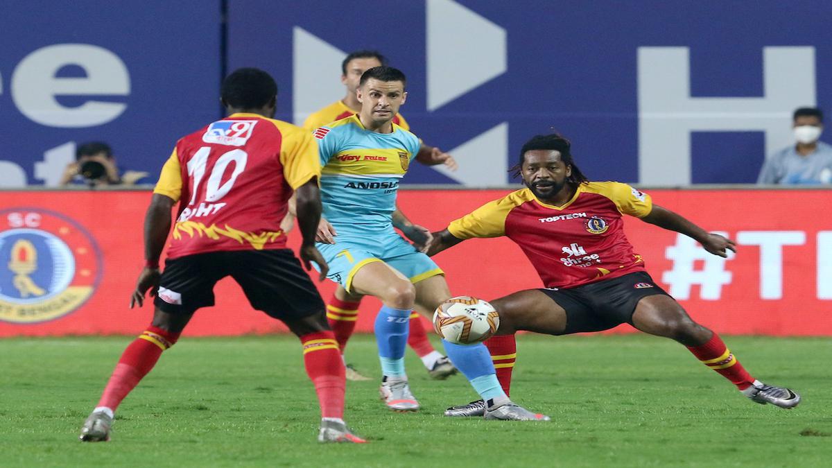 Isl 2020 21 Highlights Sceb Vs Hfc Yasir Sent Off As 10 Man Hyderabad And Sc East Bengal Play Out 1 1 Draw Isl Today Sportstar Sportstar