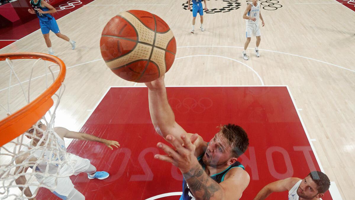 Olimpijska košarka 2020 v Tokiu: Luca Dončić je debitiral s 48 točkami, saj je Slovenija na uvodni tekmi olimpijskih iger premagala Slovenijo s 118: 100.