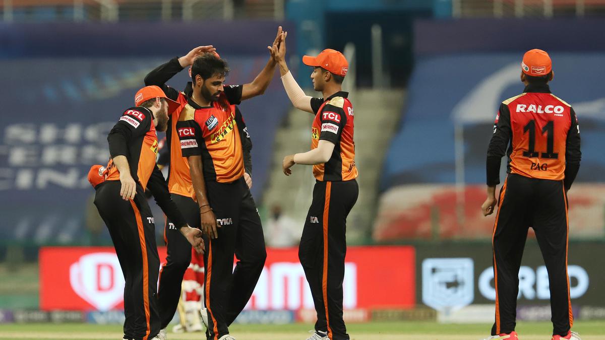 Sports News: Bhuvneshwar defends 12 in last over as Hyderabad beats Bangalore